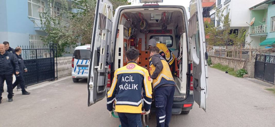 9 yaşındaki çocuğun ihbarıyla eve gelen polis, kadını bu halde buldu 1